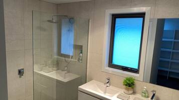 Badewanne, Haartrockner, Handtücher, Seife