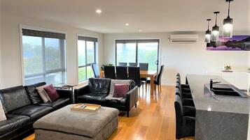 Smart-TV, DVD-Player, Tischfußball, Bücher