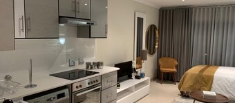 En lyxig modern och modern studio i trendiga Noordwyk-förort i Midrand