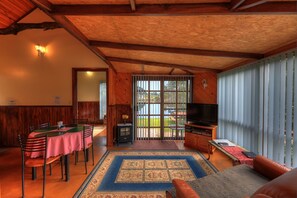 Chaumière romantique (Jetty Cabin) | Salle de séjour | Téléviseur à écran plat, lecteur de DVD