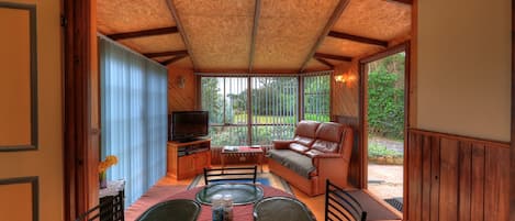 Romantisches Ferienhaus (Jetty Cabin) | Wohnbereich | Flachbildfernseher, DVD-Player