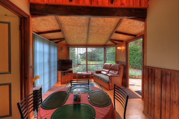 Romantic Cottage (Jetty Cabin) | Living area