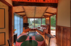 Cottage Romantis (Jetty Cabin) | Area keluarga | TV layar datar dan pemutar DVD