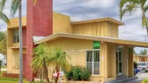 Property entrance - Travel Inn (Fort Pierce)