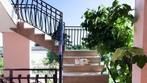 A set of outdoor stone steps with metal railings, leading to a higher level. - A family apartment close to the beach - Dara 4 (Monterol)
