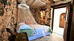 4 bedrooms, iron/ironing board, travel crib, free WiFi