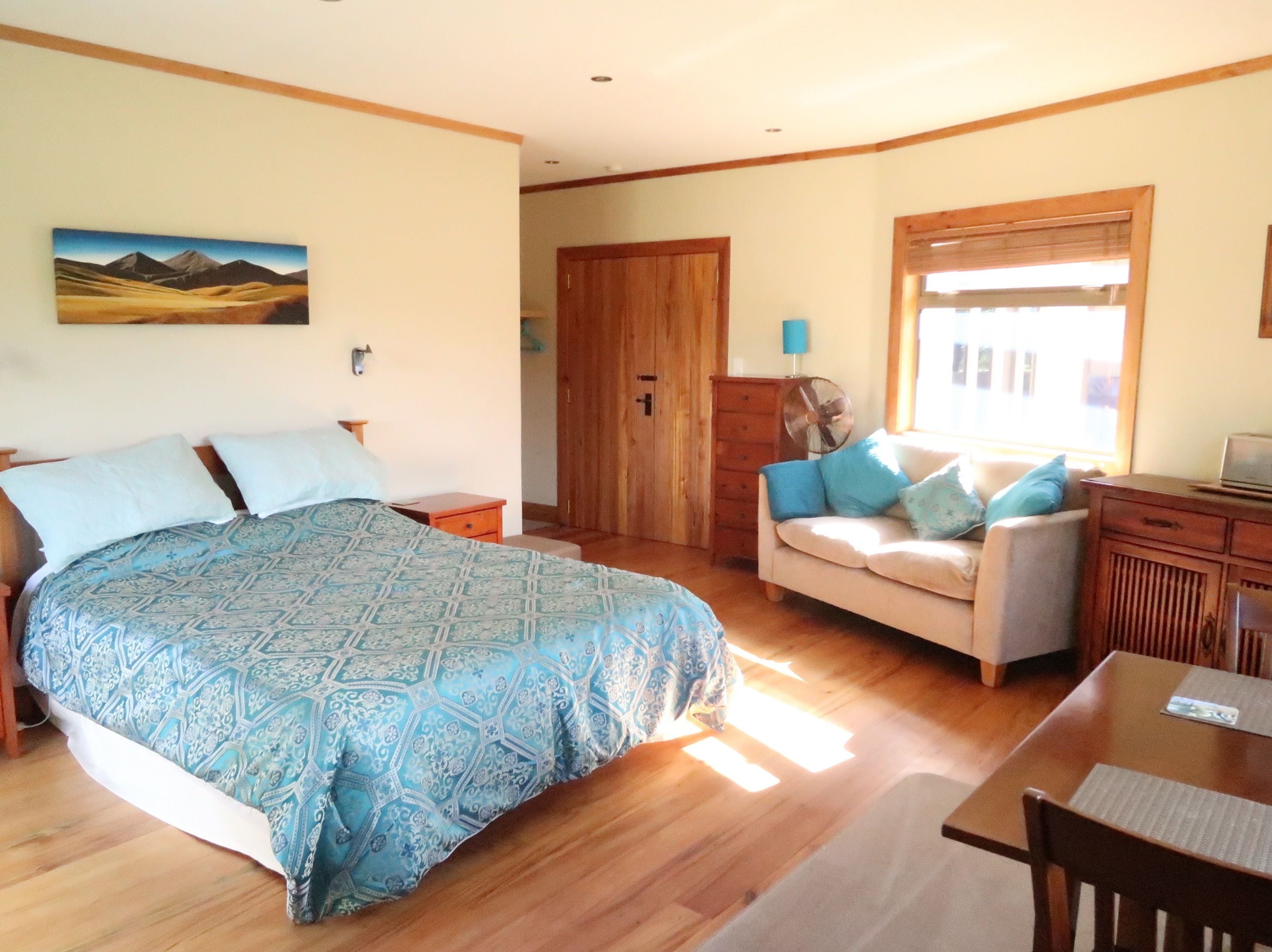 デラックス ダブルルーム クイーンベッド 1 台 禁煙 | 客室ごとに異なる装飾、客室ごとに異なるインテリア、アイロン / アイロン台、WiFi (無料)