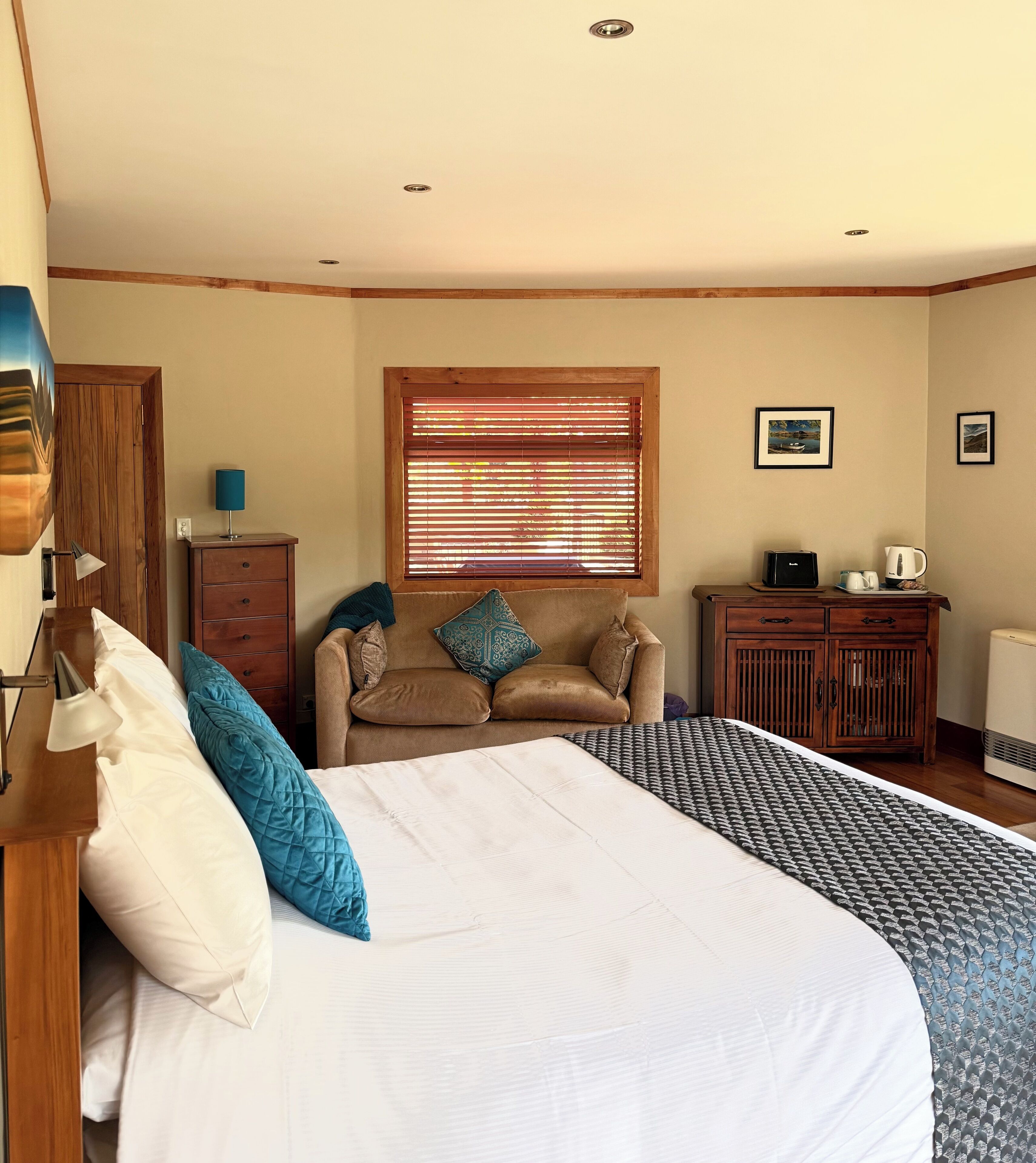 Deluxe Double Room, 1 Queen Bed, Non Smoking | Individually decorated, individually furnished, iron/ironing board