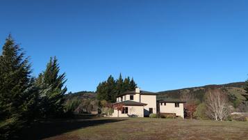 Vista frontal de la propiedad