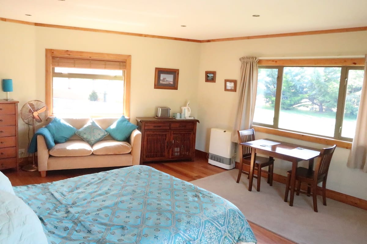 Deluxe Double Room, 1 Queen Bed, Non Smoking | Living area
