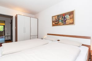 1 bedroom, internet, bed sheets