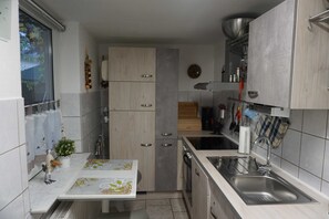 Kjøleskap, mikrobølgeovn, ovn og oppvaskmaskin