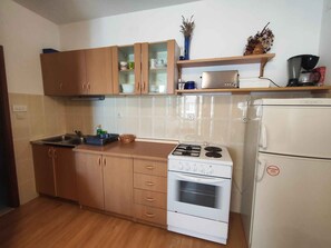 Fridge, oven, stovetop, coffee/tea maker