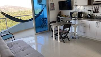 Lemari es besar, microwave, kompor, dan peralatan masak/sendok-piring