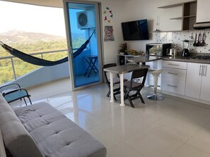 Full-size fridge, microwave, stovetop, cookware/dishes/utensils - Ricaurte Peñalisa Apt 4401 NF (Ricaurte)