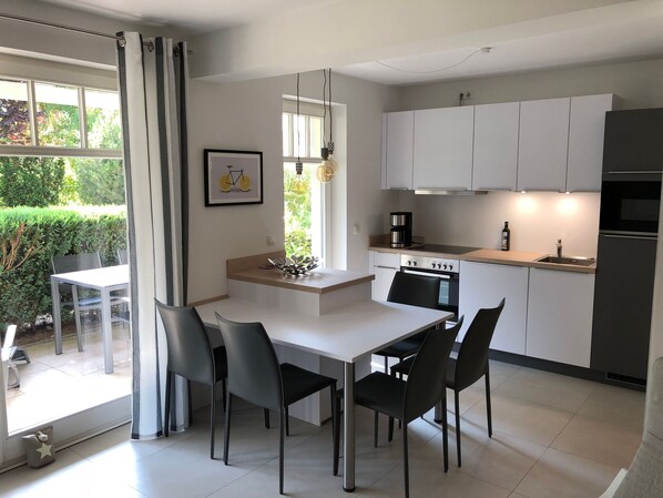 Jääkaappi, mikroaaltouuni, uuni, astianpesukone