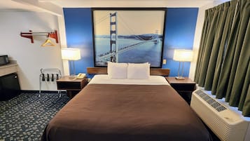 Habitación, 1 cama King size, para no fumadores | Escritorio, cortinas blackout, wifi gratis y ropa de cama