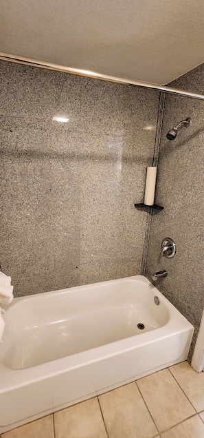 Chambre, 1 trĂšs grand lit, non-fumeur | Salle de bain