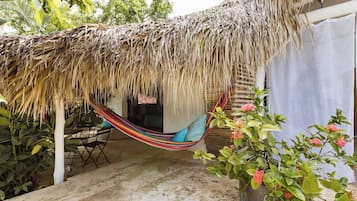 Kamar Comfort, 1 Tempat Tidur King, pemandangan kolam renang | Pemandangan taman