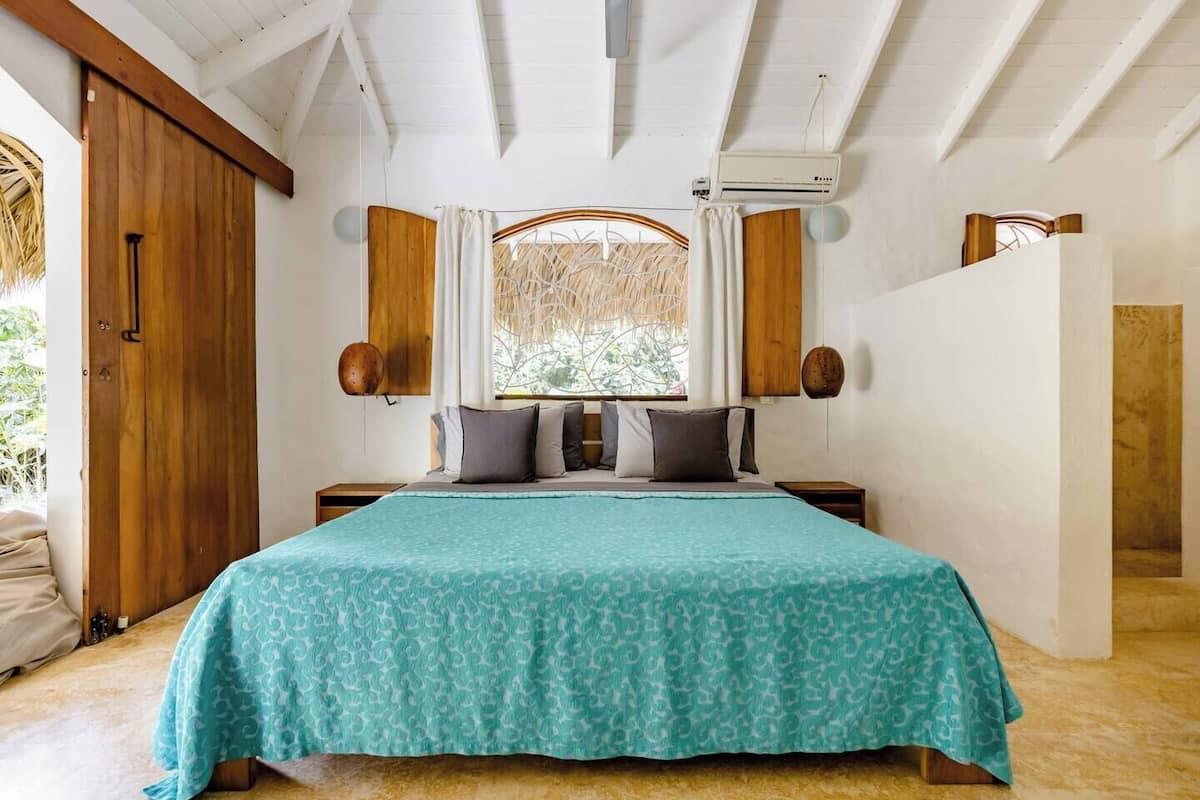 Comfort Room, 1 King Bed, Pool View