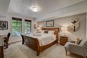 3 bedrooms, WiFi, bed sheets - Town Pointe Condo | Walk to Town Lift & Main St | Hot Tub + Sleeps 10 (Park City)