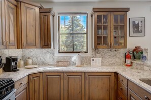 Fridge, microwave, oven, stovetop - Town Pointe Condo | Walk to Town Lift & Main St | Hot Tub + Sleeps 10 (Park City)