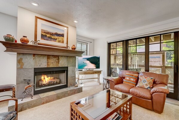 Smart TV y chimenea 