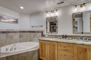 Bathtub, hair dryer, towels - Town Pointe Condo | Walk to Town Lift & Main St | Hot Tub + Sleeps 10 (Park City)