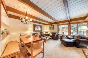 TV, caminetto, impianto stereo