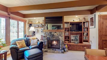 Tv, eldstad och en stereo