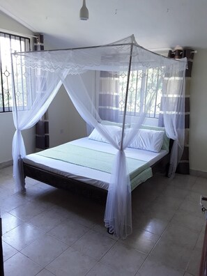 BĂŒgeleisen/BĂŒgelbrett, WLAN, BettwĂ€sche