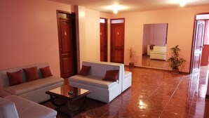 Lobby sitting area - Water Palace Hostal (Quito)