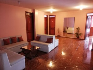 Lobby sitting area - Water Palace Hostal (Quito)