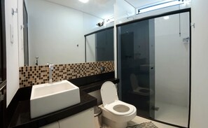 Shower, towels - Recanto Rio Grande (São João Batista do Glória)