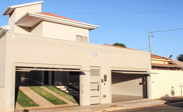 A two-story building with a flat roof and a number '53' on the facade. - Recanto Rio Grande (São João Batista do Glória)
