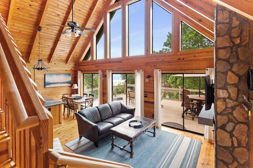 Lakefront Keowee Home w/ Dock, 14 Mi to Clemson