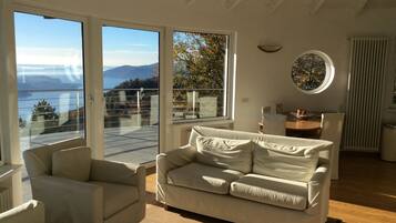 TV, lettore DVD, libri, videoteca