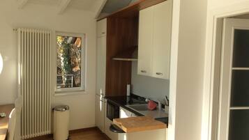 Kühlschrank, Mikrowelle, Herdplatte, Geschirrspüler