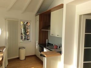 Réfrigérateur, micro-ondes, plaque de cuisson, lave-vaisselle