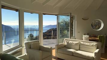 TV, lettore DVD, libri, videoteca