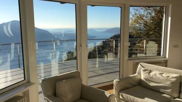 TV, lettore DVD, libri, videoteca