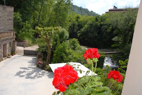 Property grounds. CANXAI THE RURAL TOURIST HOUSE OF LA GARROTXA PER ENJOY AMB QUI MÉS ESTIMES
