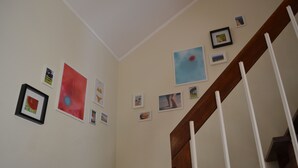 Eine Treppe mit hölzernem Geländer und weißen Spindeln.