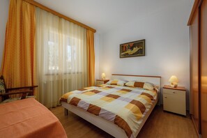 2 Schlafzimmer, Schreibtisch, Reisekinderbett, kostenloses WLAN