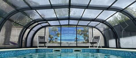Piscina a l'aire lliure i piscina climatitzada