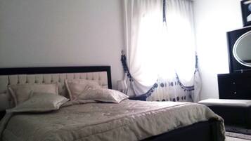 5 bedrooms, iron/ironing board, WiFi, bed sheets