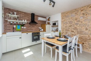 Dining - Beautiful Holiday house NEVA with sea view (Čižići)