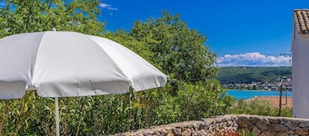 Ylellinen maalaismainen lomamökki uima-altaalla