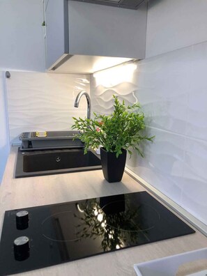 Geladeira, cooktop, cafeteira/chaleira