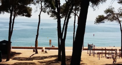 Casa tranquila con piscina y bonitas vistas cerca de comercios y ocio.